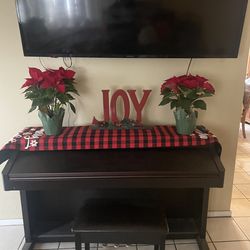 Moving sale piano  accepting  best offer pick up at location  cash  only