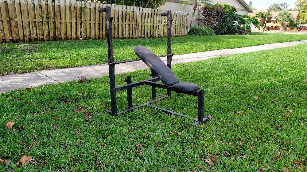 USED ADJUSTABLE BENCH PRESS BENCH
• bars & plates are available