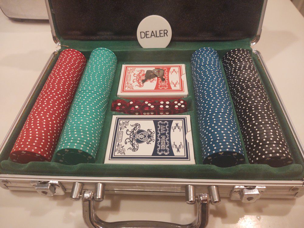 Deluxe Poker Set With Five Dice