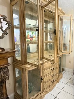 Luxury China Cabinet AICO Michael Amini – Solid Wood / Glass Display