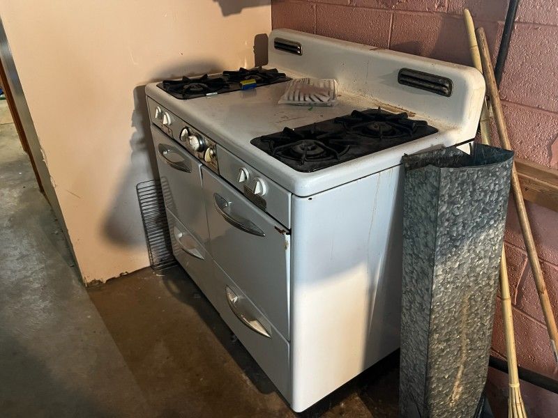 Grand Robertshaw/ Wedgewood Gas Stove 