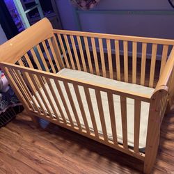 Toys R Us 4 in 1 Convertible Crib Baby Day Bed Serta Mattress Included. Has 3 levels for the crib and one level for the day bed.  Crib is in excellent