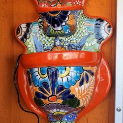 Fuente de talavera ,para colgar en pared  Altura 21,Ancho 11 1/2,con pompa incluida nueva muy hermosa.