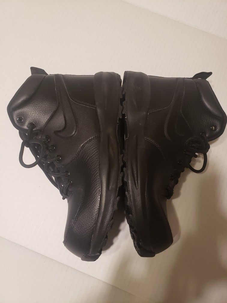 Nike Manoa a Mid
Triple Black