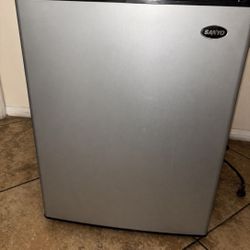 Sanyo Compact Mini Fridge