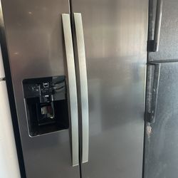 Whirlpool Fridge. 33 Wide.  Black Stainer Stil 