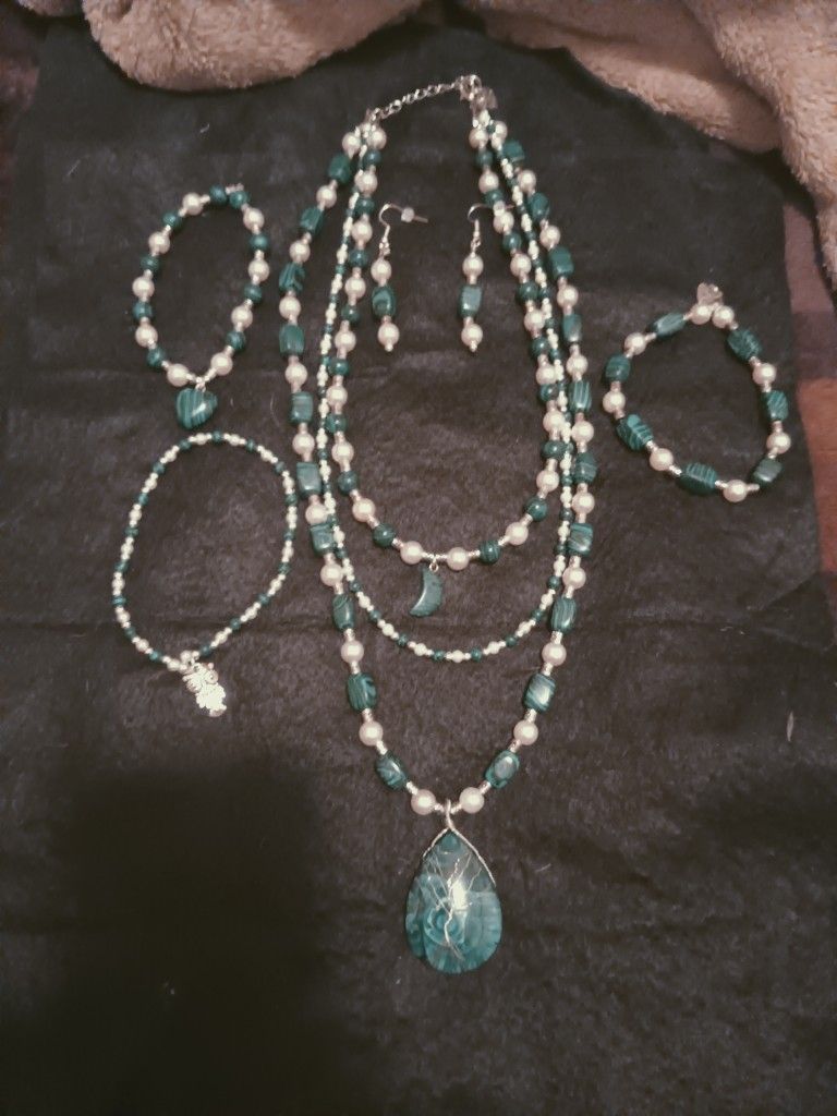 Malichite And Pearl Necklace Earrings And Bracelets