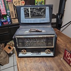 Hallicrafters World-Wide 8-Band Radio Receiver Model TW-1000A