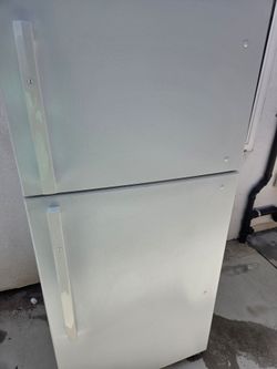 18 cu. ft. Refrigerator Like New