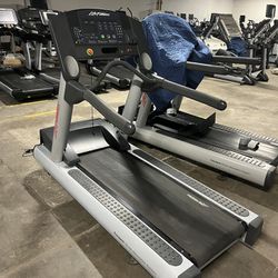 Life Fitness Commercial Treadmill CLST