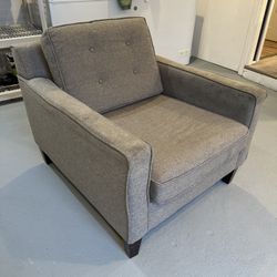 Free Mid-Century Modern Lounge Chair – Solid & Sturdy