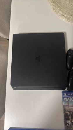 PS4 Slim + 2 Controllers + 7 Games