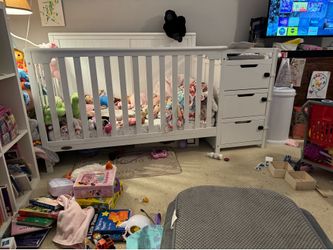 Graco Full Size Crib with Changing Table