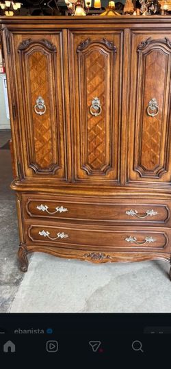 A Thomasville French Provincial style oak chest with drawers and cabinet.