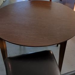 Round Table w Chairs