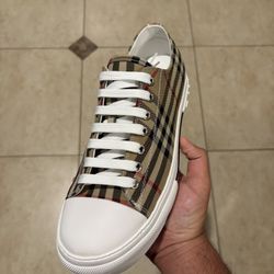 Burberry Men’s Shoe Size 9
