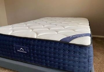 Like New Queen Hybrid Mattress