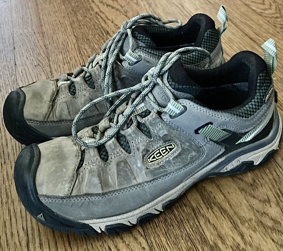WOMENS KEEN HIKING SHOES