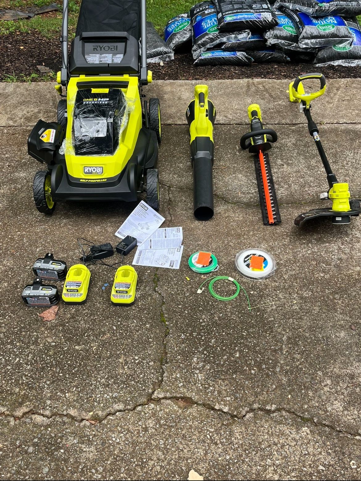 Ryobi 18 V 20 inch self-propelled mower, string trimmer, leaf blower hedge trimmer, batteries charger 320