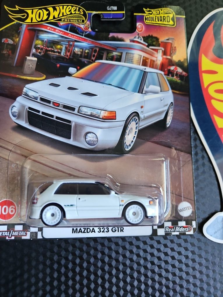 Hot Wheels Premium Boulevard Mazda 323 GtR
