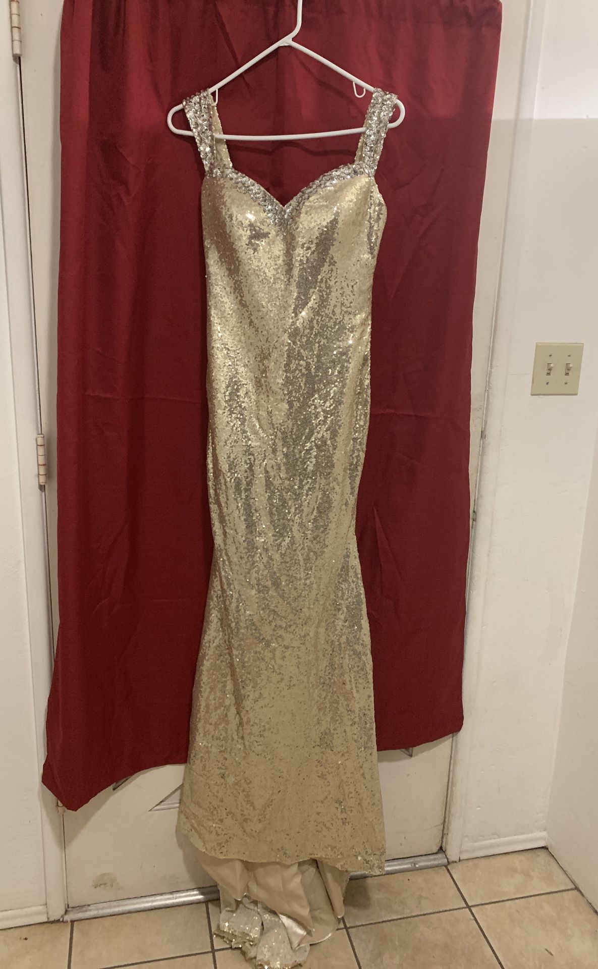 Gold sequin dress size 6. New. Never Worn $50