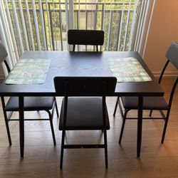 Dining table with four chairs (NEW)