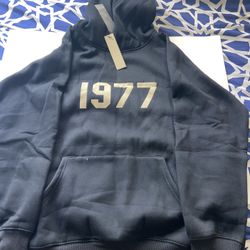 Essentials Sweater. XL. Black