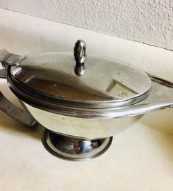 GRAVY DISH WITH LID / STAINLESS STEEL/ GOOD CONDITION