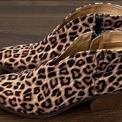 Qupid Booties in Suede Leopard, Size 9.5