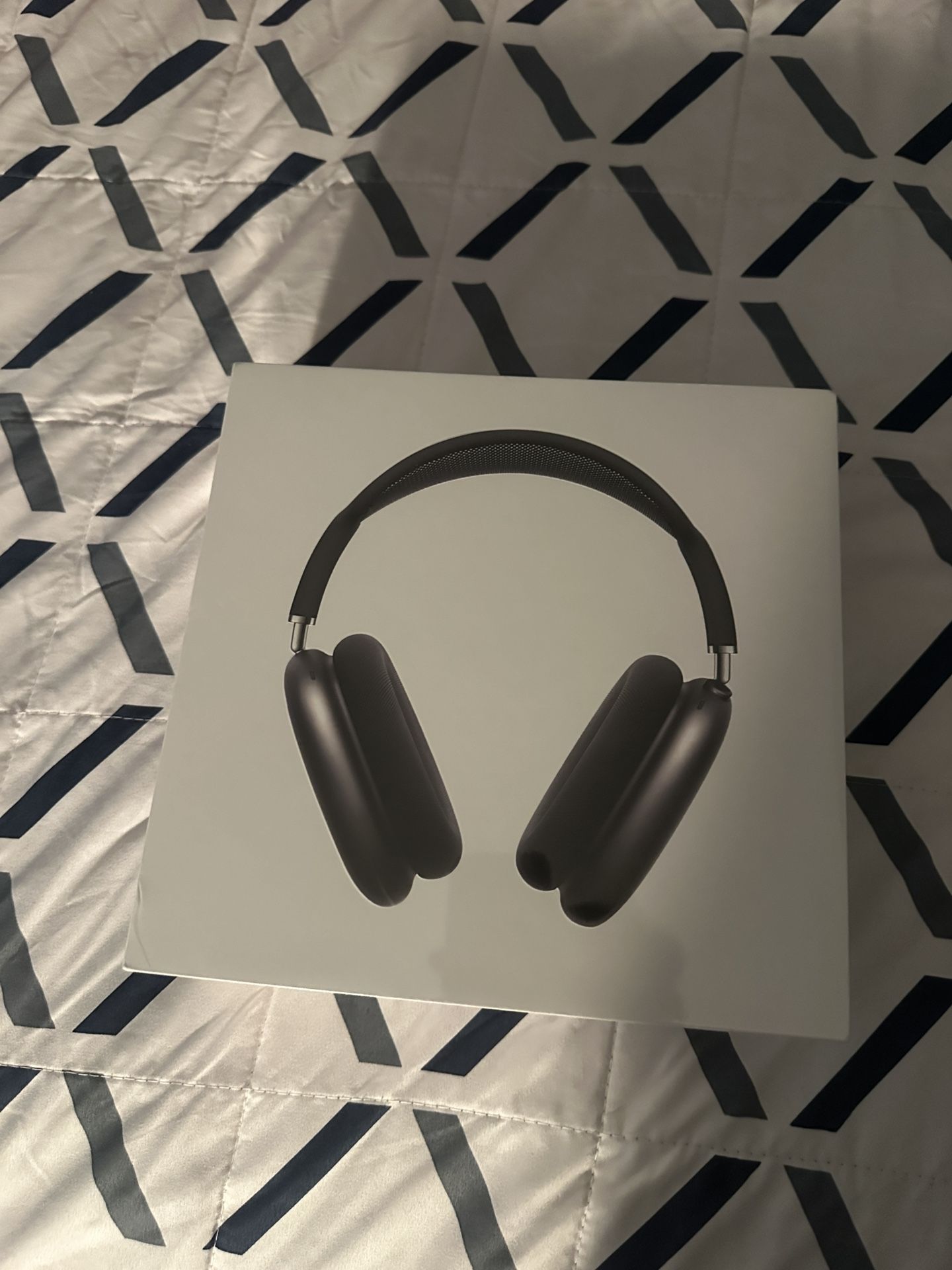 (fathers day discount) Bluetooth AirPod max with a black color-way and has long durability.