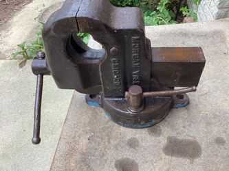 Brand Markings: The casting explicitly reads "MORGAN VISE" and "CHICAGO" down the side of the body. Base Type: It features a swivel base design, adjus