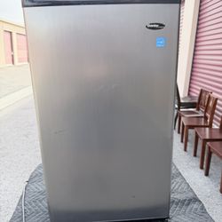 Mini Refrigerator- W/small Freezer