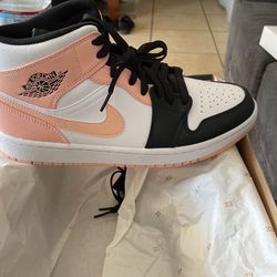Jordan 1 Mid Artic Orange