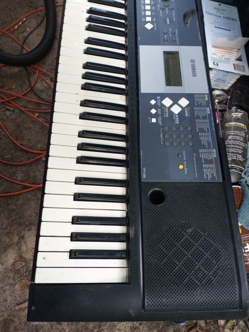 Piano Keyboard Yamaha  Ypt 365 New Cost 400.00