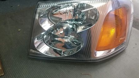 2002- 2009 envoy drivers side headlight