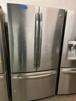 GE French Door Refrigerator W/ Wáter Inside And Ice Maker
