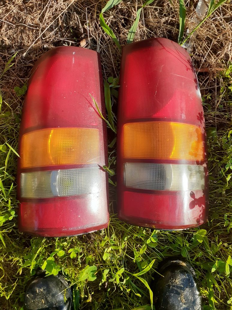 Taillights Chevy silverado 2001