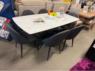 Lovely dining set! Easy financing! 😍☎️🏡