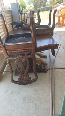 Dining room table 6 chairs 2 leafs excellent condition