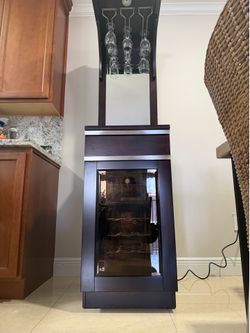 Wine cabinet with wine fridge thermostat controlled