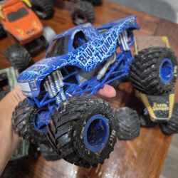 Monster Trucks 1:24
