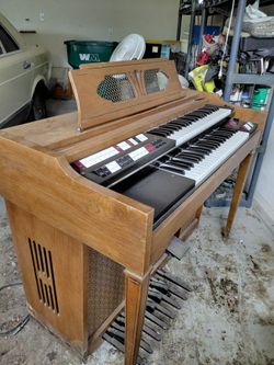 Lowrey 2-Tier Organ