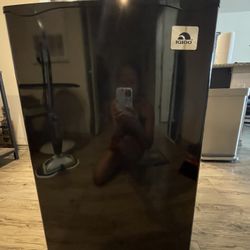 Igloo IRF32BK Single Door Compact Refrigerator with Freezer, Slide out Glass Shelf, Perfect for Homes, Offices, Dorms, 3.2 Cu.ft, Black