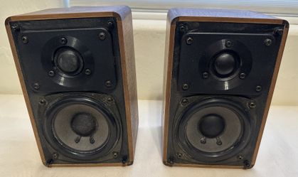 Realistic Minimus 7W Walnut Bookshelf Speakers