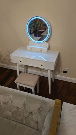 Vanity set with mirror light