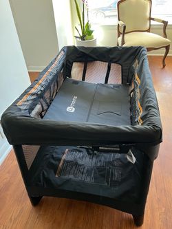 Baby Corral /Crib/Playpen 4moms