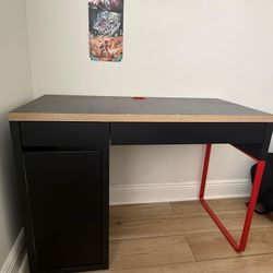 MICKE - Desk, anthracite/red + HUVUDSPELARE Gaming chair, black