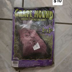 Grave mound kit Simulates a fresh dug grave 3ft x 5ft $10
#Halloween
#decor 
Pick up in Harlingen, I live near Walmart
Antiques, Telephone, Flags & Co