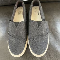 Toms Shoes Size 4 Youth