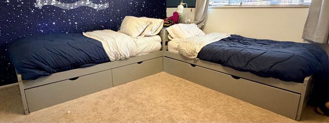 Twin beds with center table
